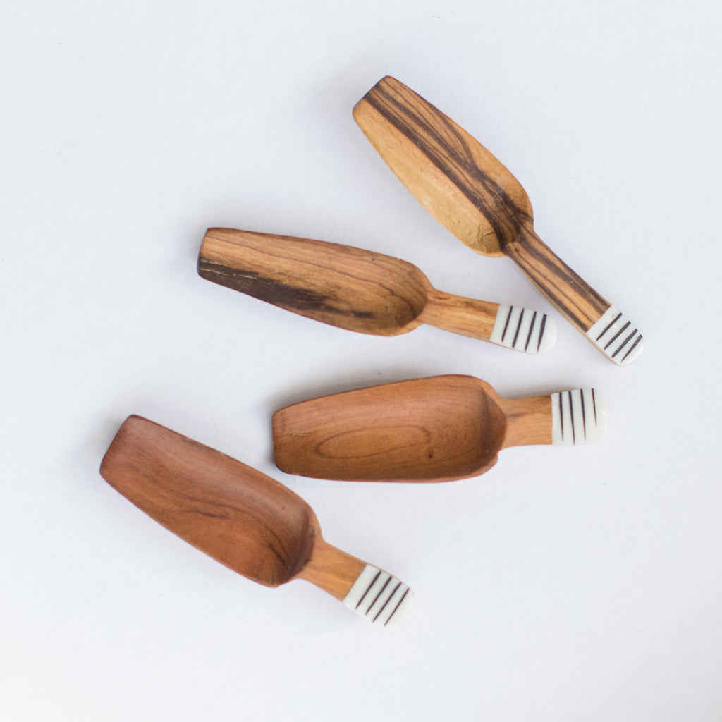 JustOne's four inch wooden scoop with striped handle made of ethically sourced bone, handcrafted in Kenya